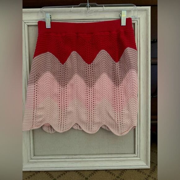 Storia Dresses & Skirts - Storia red / pink multi colored crocheted mini skirt with scalloped hem L NWOT